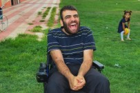 AKÜLÜ SANDALYE - Yardımlarıyla Engelli Gencin Yüzünü Güldürdüler