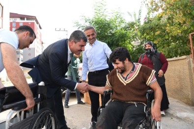 Başkan Asya'dan Yürüme Engelli Yunus'a Tekerlekli Sandalye