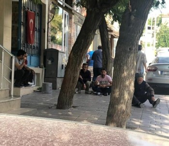 Belediye Kapı Önündeki Masa Sandalyeyi Toplayınca Vatandaşlar Kaldırımlara Oturdu