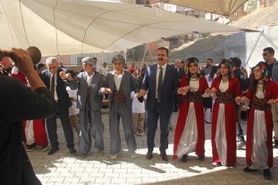 Hakkari'de İlköğretim Haftası Halaylarla Kutlandı