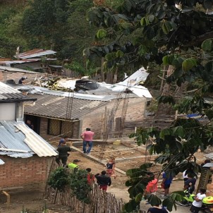 Kolombiya'da Evin Çatısına Küçük Uçak Düştü Açıklaması 7 Ölü
