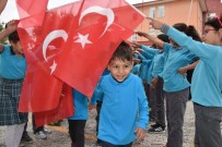 HASAN ALİ YÜCEL - Öğrenciler Türk Bayrağı Altında Okula Girdi