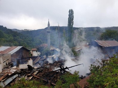Ordu'da 4 Ahşap Ev Alevlere Teslim Oldu