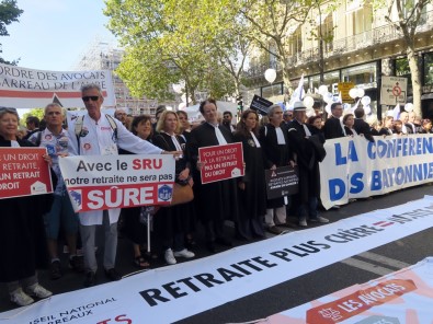 Paris'te Emeklilik Reformuna Karşı Yürüyüş