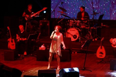 Sapanca'da Nazan Öncel rüzgarı esti