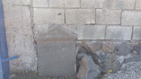 MEZAR TAŞI - Tarihi Mezar Taşından Duvar Yaptı, Tesadüfen Fark Edildi