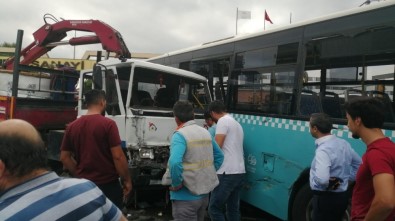 Ümraniye'de Vinç Özel Halk Otobüsüne Çarptı Açıklaması 9 Yaralı