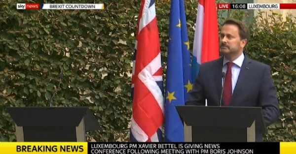 Boris Johnson protestolara takılınca ortak basın toplantısında kürsü boş kaldı