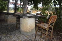 25 Yıldır Kahvehane Masası Olarak Kullanılan Taş, 2 Bin Yıllık Yön Tabelası Çıktı