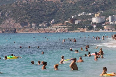 Alanya'da Güneşli Havayı Fırsat Bilenler Plajlara Akın Etti