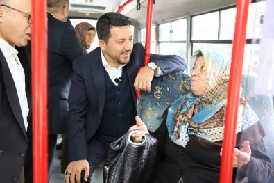 Belediye Başkanı Makamına Halk Otobüsü İle Gitti