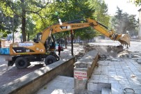 KAVAKLı - Isparta Belediyesi, Yenilemek Üzere Eski Cami Tuvaletini Yıktı