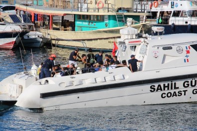 Şişme Botla Ölüm Yolculuğuna Çıkan Göçmenler Sahil Güvenlik Tarafından Kurtarıldı