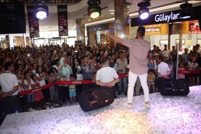Ünlü Şarkıcı Bahadır Tatlıöz, Diyarbakır'da Konser Verdi