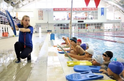 Gebze'de 2 Bin 500 Çocuk Yüzme İle Tanıştı