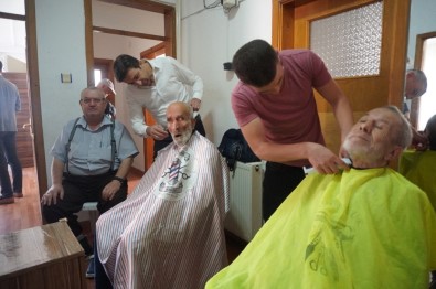 Huzurevindeki Yaşlılara Ücretsiz Saç Tıraşı Ve Kişisel Bakım