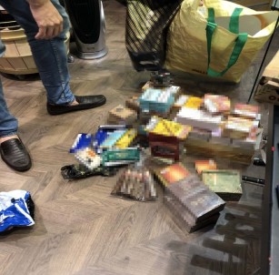 İstanbul'da Sigara Ve Nargile Tütününün De Aralarında Olduğu Binlerce Kaçak Ürün Ele Geçirildi