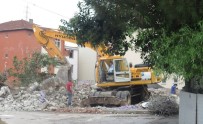 HASARLI BİNA - İzmit'te Ağır Hasarlı Binaların Yıkımına Devam Ediyor