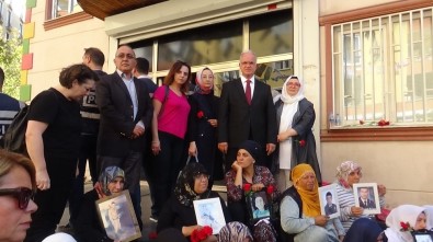 Osmanlı Hanedanı Torunu Nurhan Osmanoğlu'ndan HDP Önündeki Ailelere Destek Ziyareti