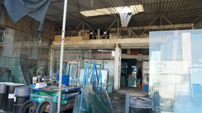 Sokak Lambasını Tamir Etmek İsteyen Elektrikçi Çatıdan Düştü