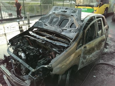 Sultangazi'de Seyir Halindeki Otomobil Alev Aldı