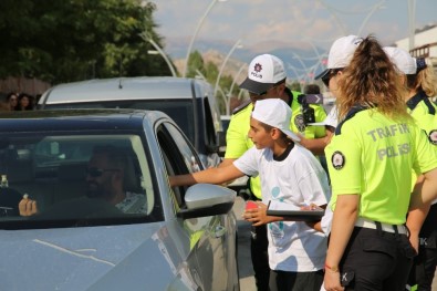 Tunceli'de 'Kemerin Ses Getirsin' Ve 'İlkyardım' Etkinliği