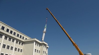 Yapımı Devam Eden İmam Hatip Lisesinin Çatısındaki Minare Kaldırıldı