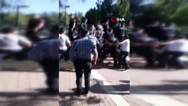 Eski eşini çocuklarının yanında bıçakladı