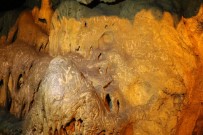 TOPARLAR - 3 Milyon Yıllık Mağaranın Sütunlarına Yazı Yazdılar