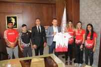 AHMET AKTAŞ - Ağrılı Şampiyon Sporculardan Milli Eğitim Müdürü Tekin'e Ziyaret