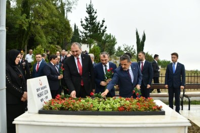 Bakan Gül, Başsavcı Uzun'un Kabrine Karanfil Bıraktı
