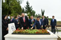TERÖRİSTLER - Bakan Gül, Başsavcı Uzun'un Kabrine Karanfil Bıraktı