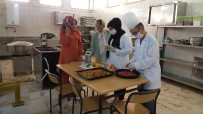 MESLEK OKULU - Düzce'de Özel Öğrenciler Kazanların Başına Geçip Aşure Yaptı