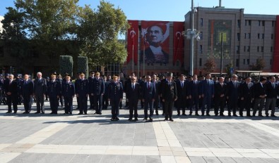 Eskişehir'de Gaziler Günü Münasebetiyle Atatürk Anıtına Çelenk Sunuldu