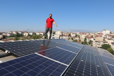 Evinin Çatısında Ürettiği Elektriği Dağıtım Şirketlerine Satıyor