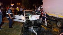 ENDÜSTRI MESLEK LISESI - İki Otomobilin Çarpıştığı Kazada Sürücü Araçta Sıkıştı