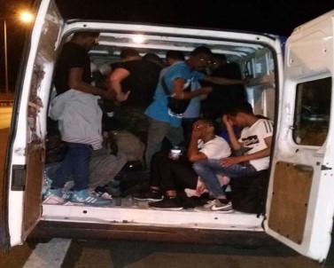 İzmir'de İnsan Kaçakçılarına Darbe Açıklaması 11 Tutuklama