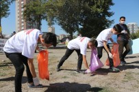 MURAT GÖĞEBAKAN - Öğrenciler Sokak Sokak Gezip Çöp Topladı