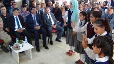 Öğrencilerden İşaret Diliyle 'Şehitler Ölmez' Şarkısı