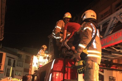 2 Katlı Binada Çıkan Yangında 7 Kişi Mahsur Kaldı Açıklaması 3 Kişi Dumandan Etkilendi