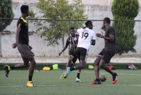 ADNAN MENDERES - Afrika Değil Aydın, Mahalle Takımı Kuran Siyahi Gençler Futbolun Keyfini Çıkarıyor
