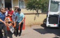 TRAFIK KAZASı - Amcasının Trafik Kazası Geçirdiğini Öğrenen Genç Kendini Bıçakladı