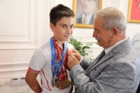 ZAFER HAFTASı - Başkan Demirtaş Şampiyonu Altınla Ödüllendirdi