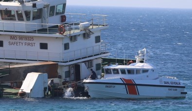 Bozcaada'da Karaya Vuran Gemi Sahil Güvenlik Tarafından Kontrol Edildi