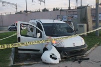 MİNİBÜSÇÜ - Camlarında Kurşun Delikleri Bulunan Araç Kaza Yaptı Açıklaması 2 Yaralı