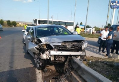 Kavşakta İki Otomobil Çarpıştı Açıklaması 9 Yaralı