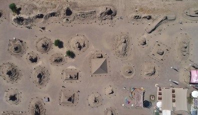 Kum Heykellere 'Ortadoğulu Gezen Turist' Dopingi