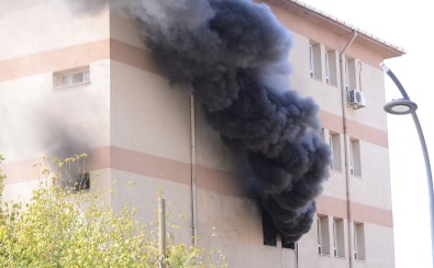 Manisa'da Lise Binasında Çıkan Yangın Korkuya Neden Oldu