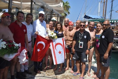 Mersin'den Kıbrıs'a Kadar Yüzerek Geldiler