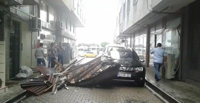 Rize'de Fırtına Çatıyı Uçurdu, 4 Araç Zarar Gördü